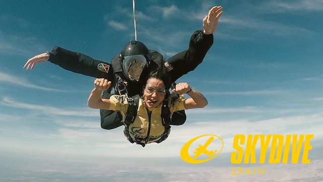 Skydiving en Sevilla, con Mireia Borrás